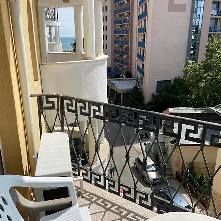 Charming 1 Bedroom In Sunny Apartment