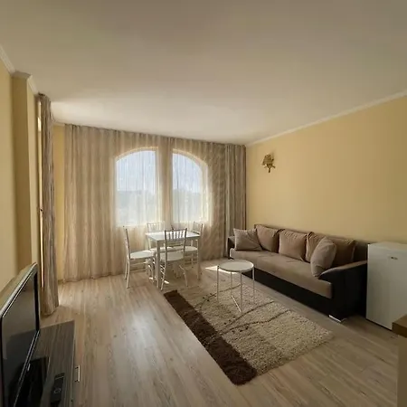 Charming 1 Bedroom In Sunny Apartment *